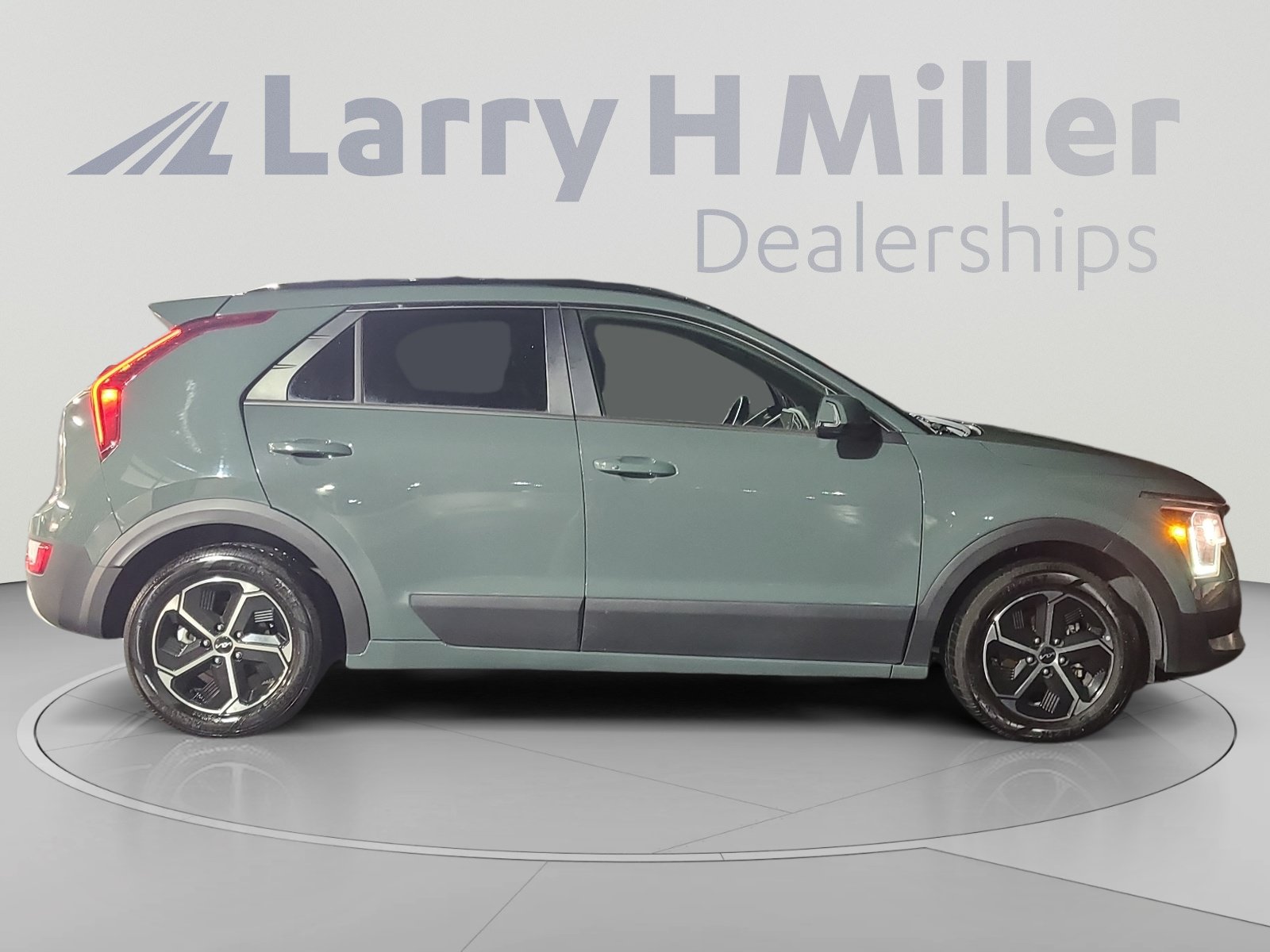 Used 2023 Kia Niro EX w/ EX Cold Weather Package FWD image 6