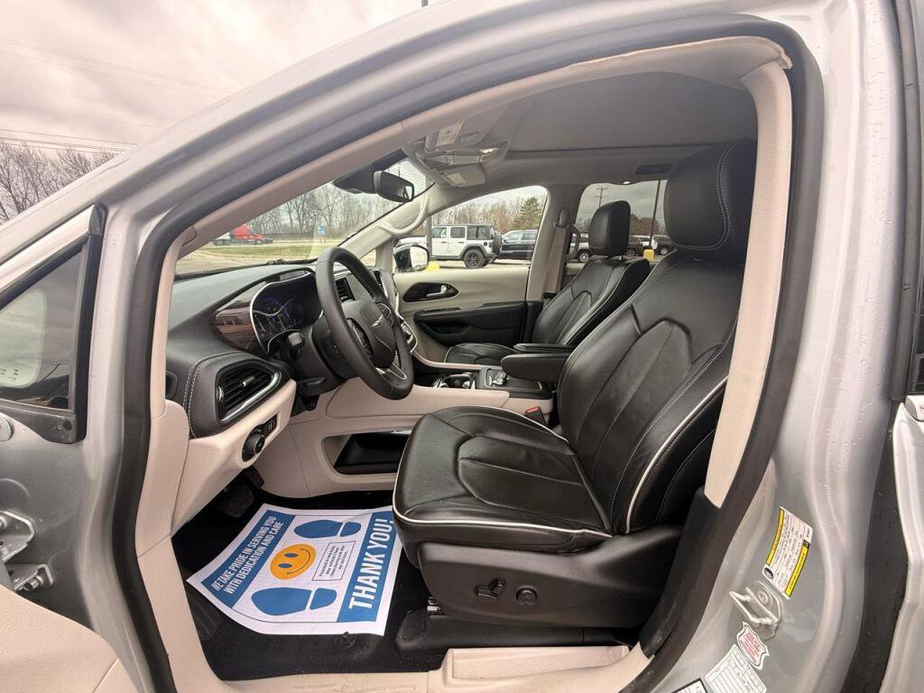 Used 2024 Chrysler Pacifica Limited image 11