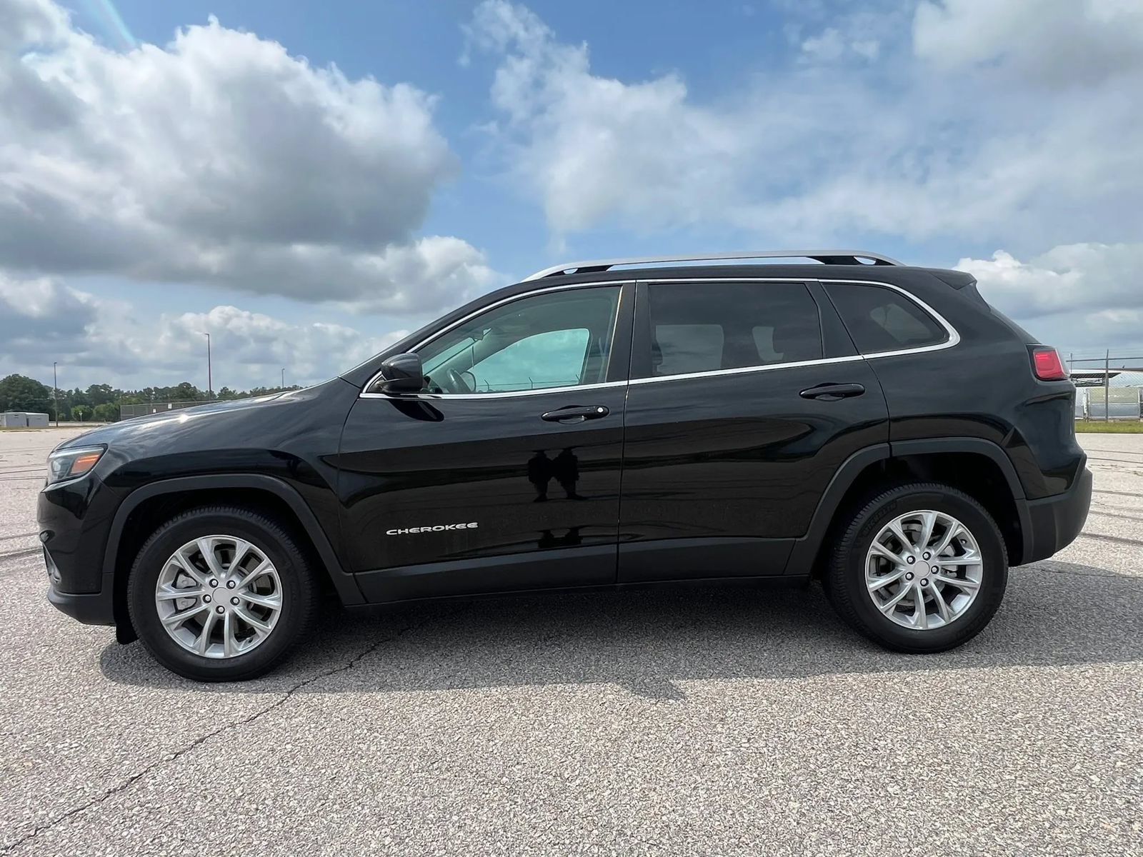 Used 2019 Jeep Cherokee Latitude Plus FWD image 4