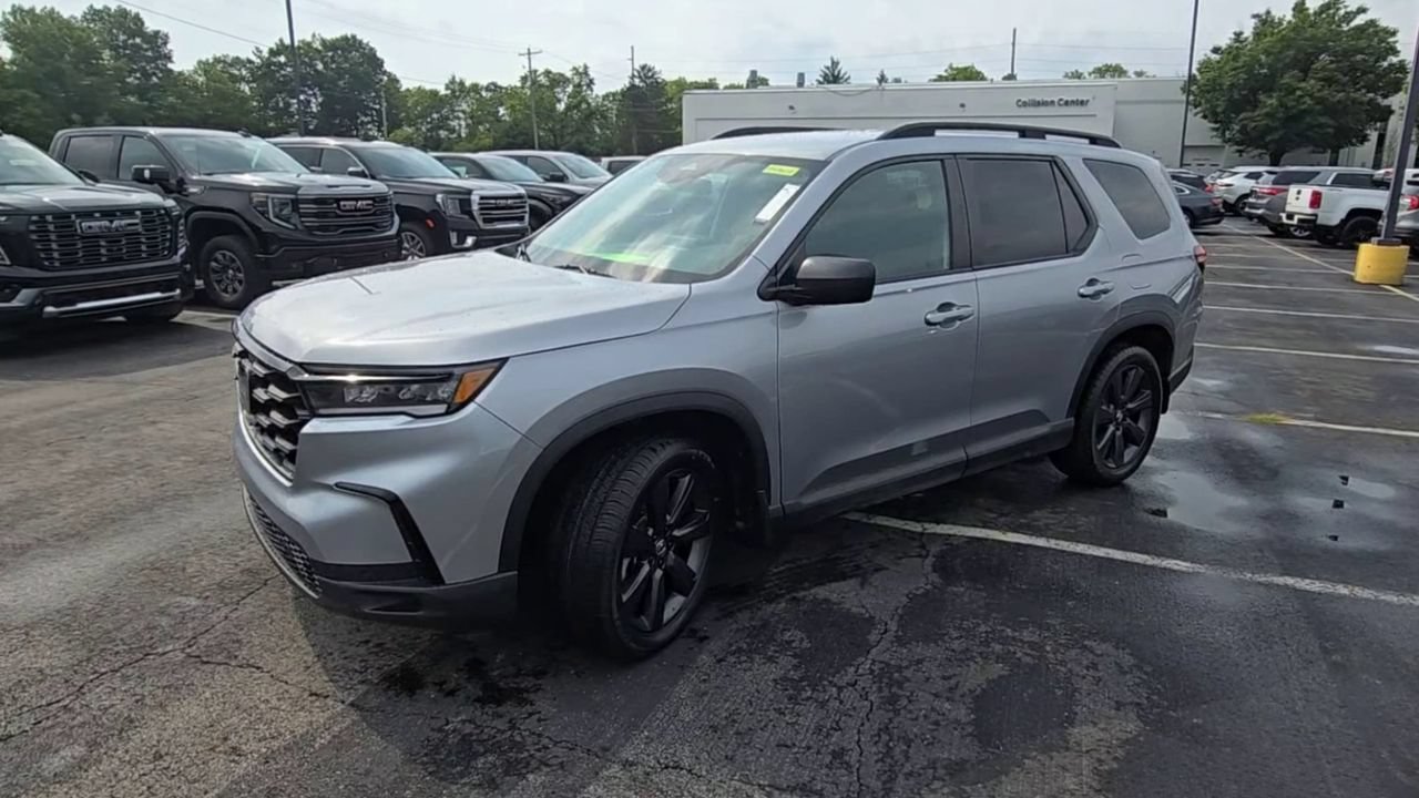Used 2025 Honda Pilot Sport image 4