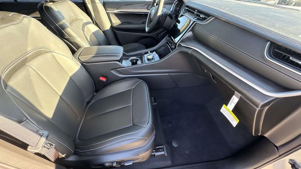 New 2025 Jeep Grand Cherokee L Limited w/ Luxury Tech Group II AWD/4WD image 12
