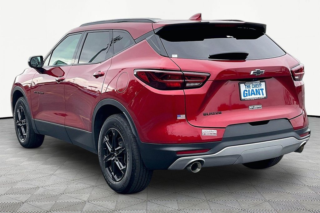Used 2023 Chevrolet Blazer LT w/ Sound & Technology Package FWD image 4