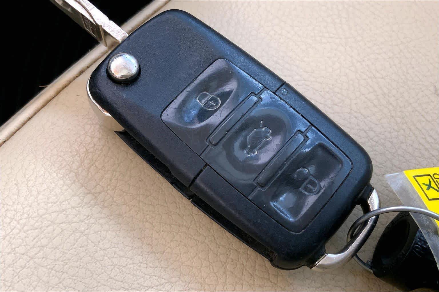Used 2010 Volkswagen Beetle Coupe FWD image 13