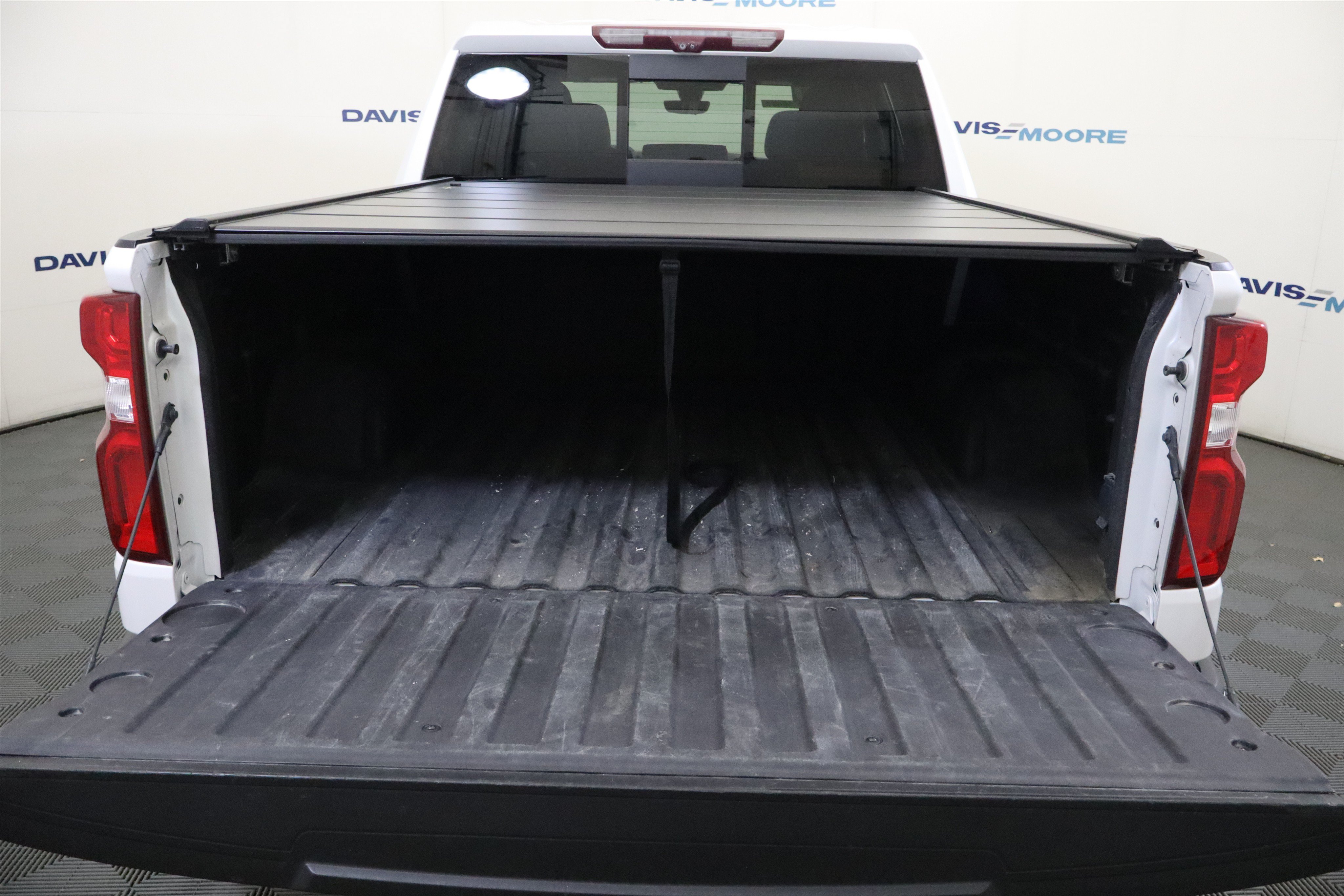 Used 2020 Chevrolet Silverado 1500 High Country w/ Technology Package AWD/4WD image 9