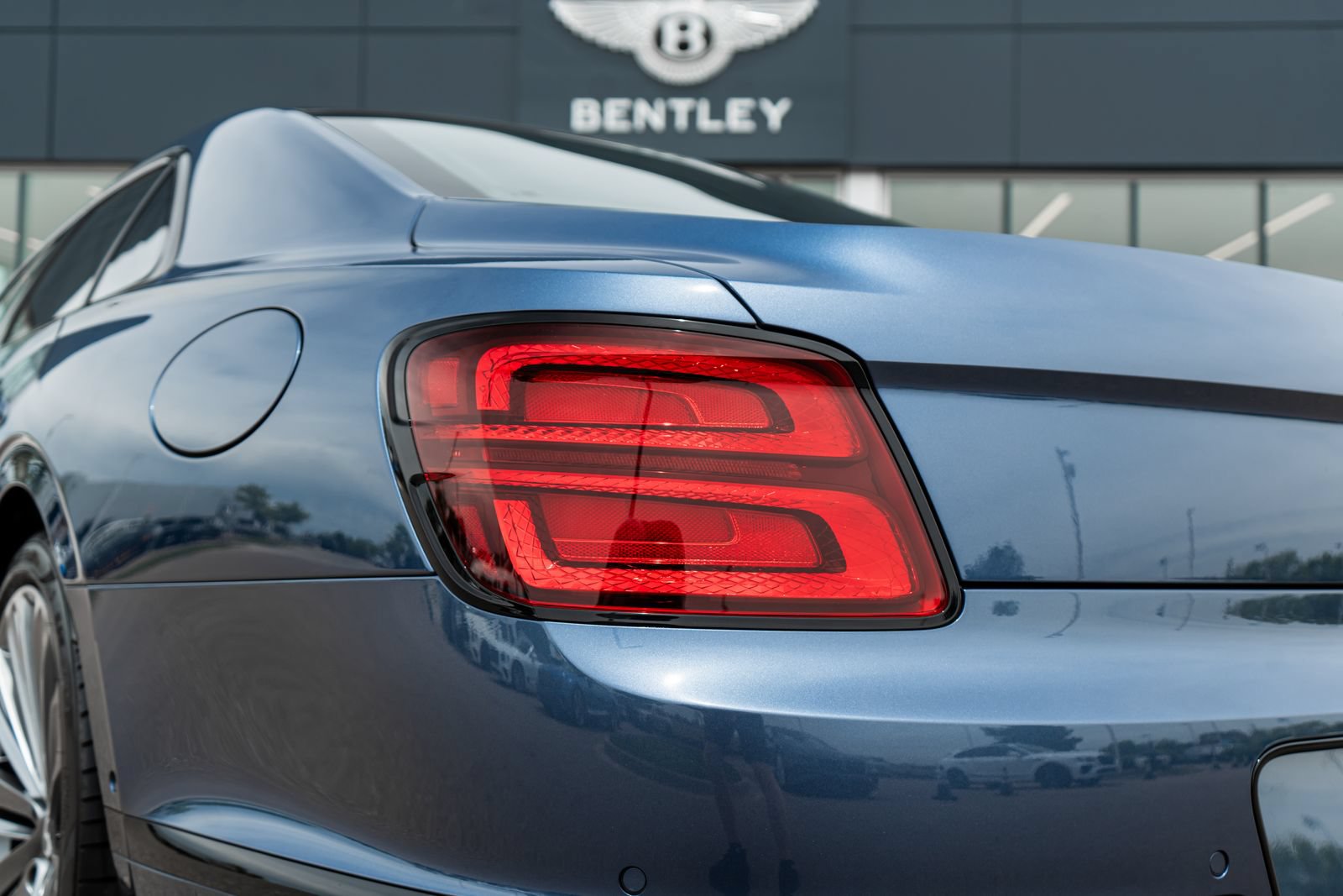 Certified 2025 Bentley Flying Spur Plug-In Hybrid AWD/4WD image 12