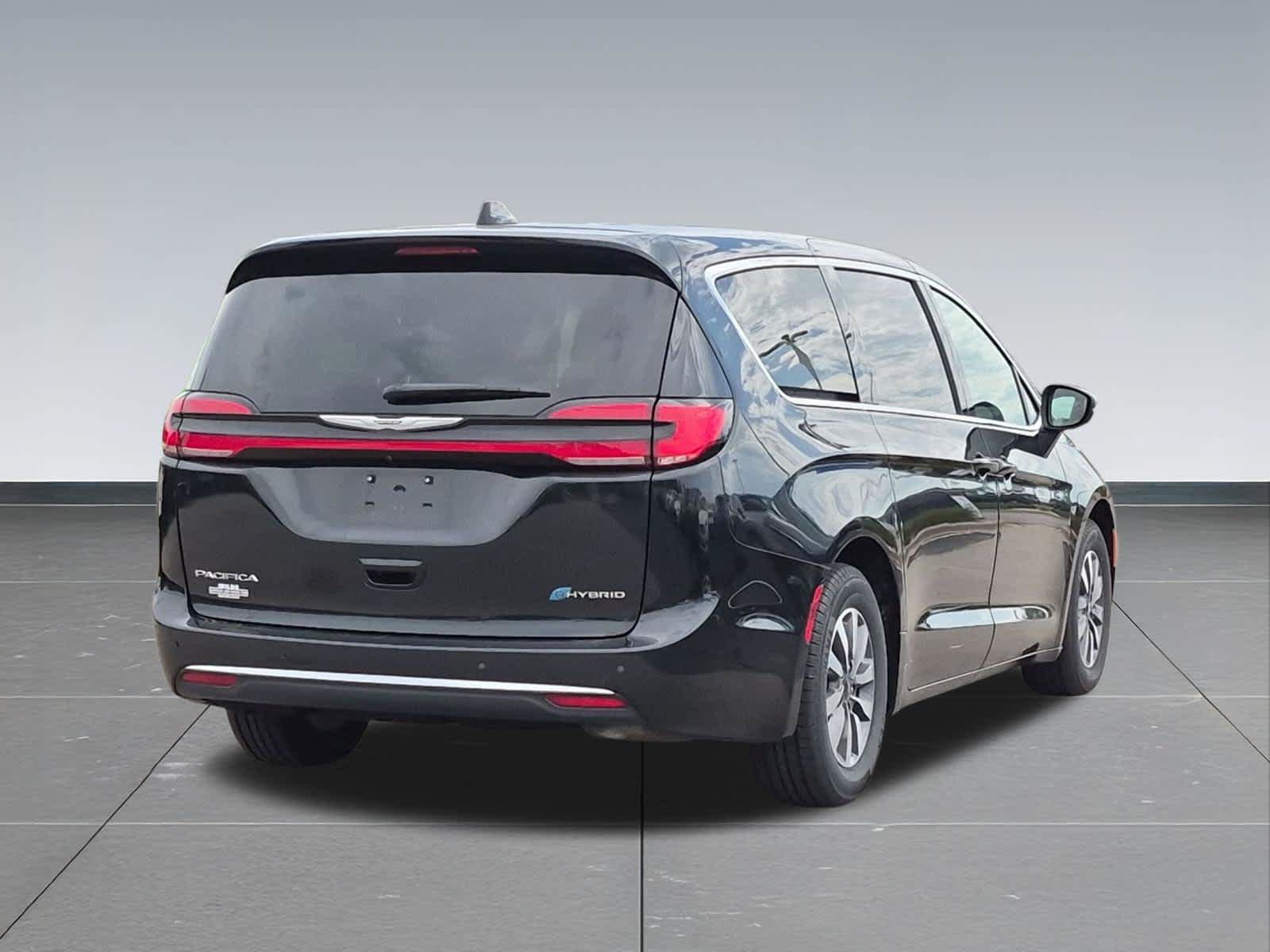 Used 2023 Chrysler Pacifica Touring-L FWD image 6