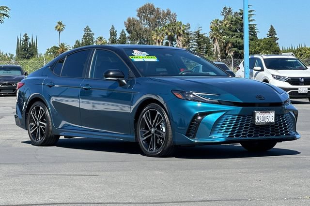 Used 2025 Toyota Camry XSE FWD image 2