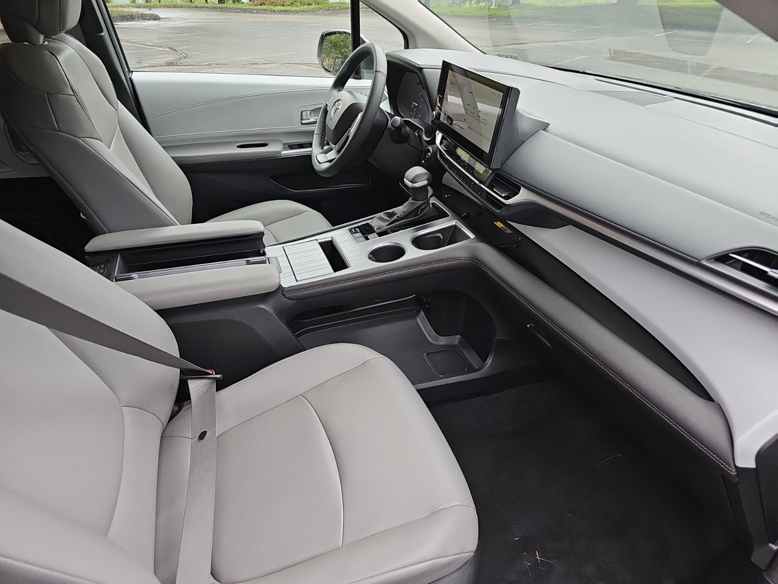 Used 2025 Toyota Sienna XLE FWD image 10
