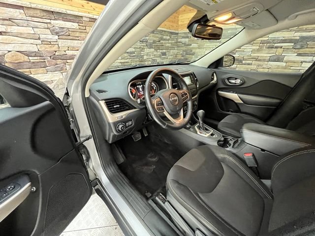 Used 2017 Jeep Cherokee Latitude w/ Cold Weather Group AWD/4WD image 31