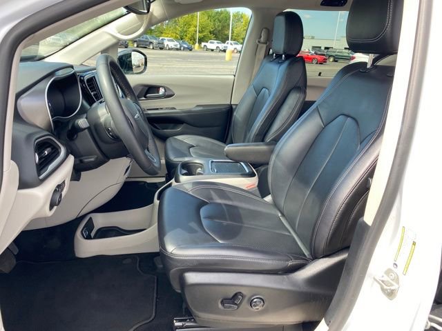 Used 2024 Chrysler Pacifica Touring-L image 14