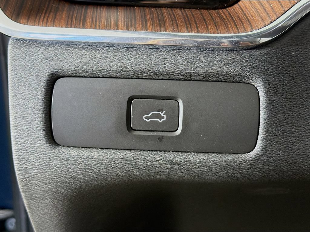Used 2023 Volvo XC60 B5 Ultimate w/ Protection Package Premier FWD image 10