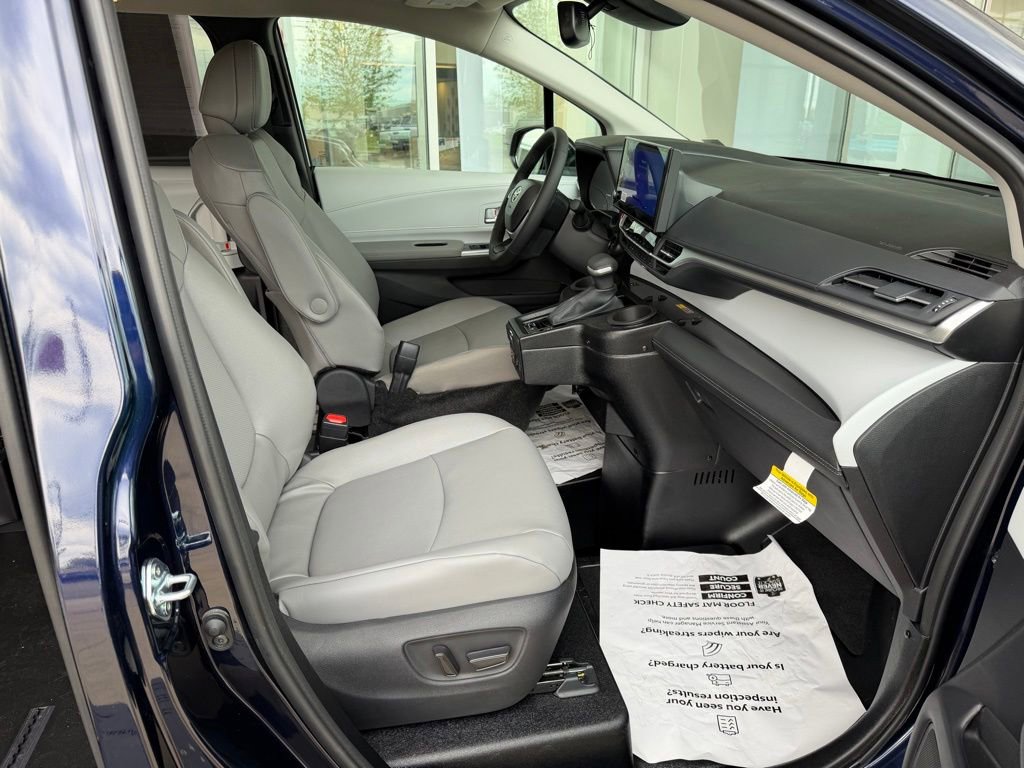 Used 2026 Toyota Sienna XLE FWD image 30