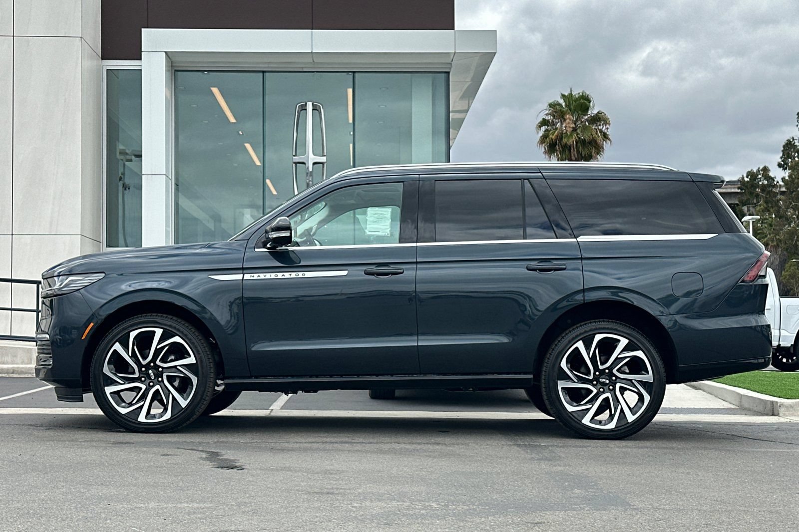 New 2026 Lincoln Navigator Reserve AWD/4WD image 6