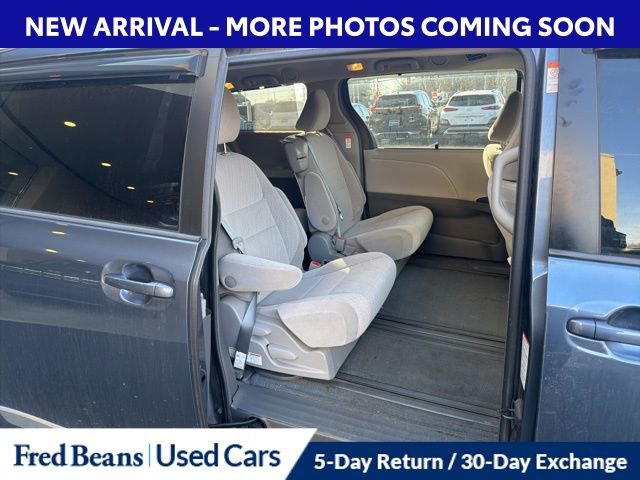 Used 2017 Toyota Sienna LE image 9