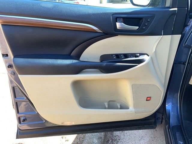 Used 2017 Toyota Highlander Limited Platinum image 22