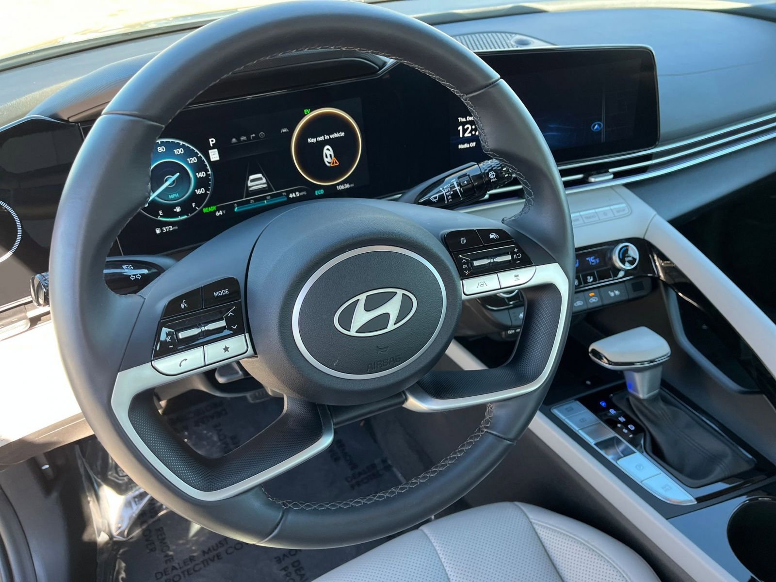 Used 2025 Hyundai Elantra Limited image 28