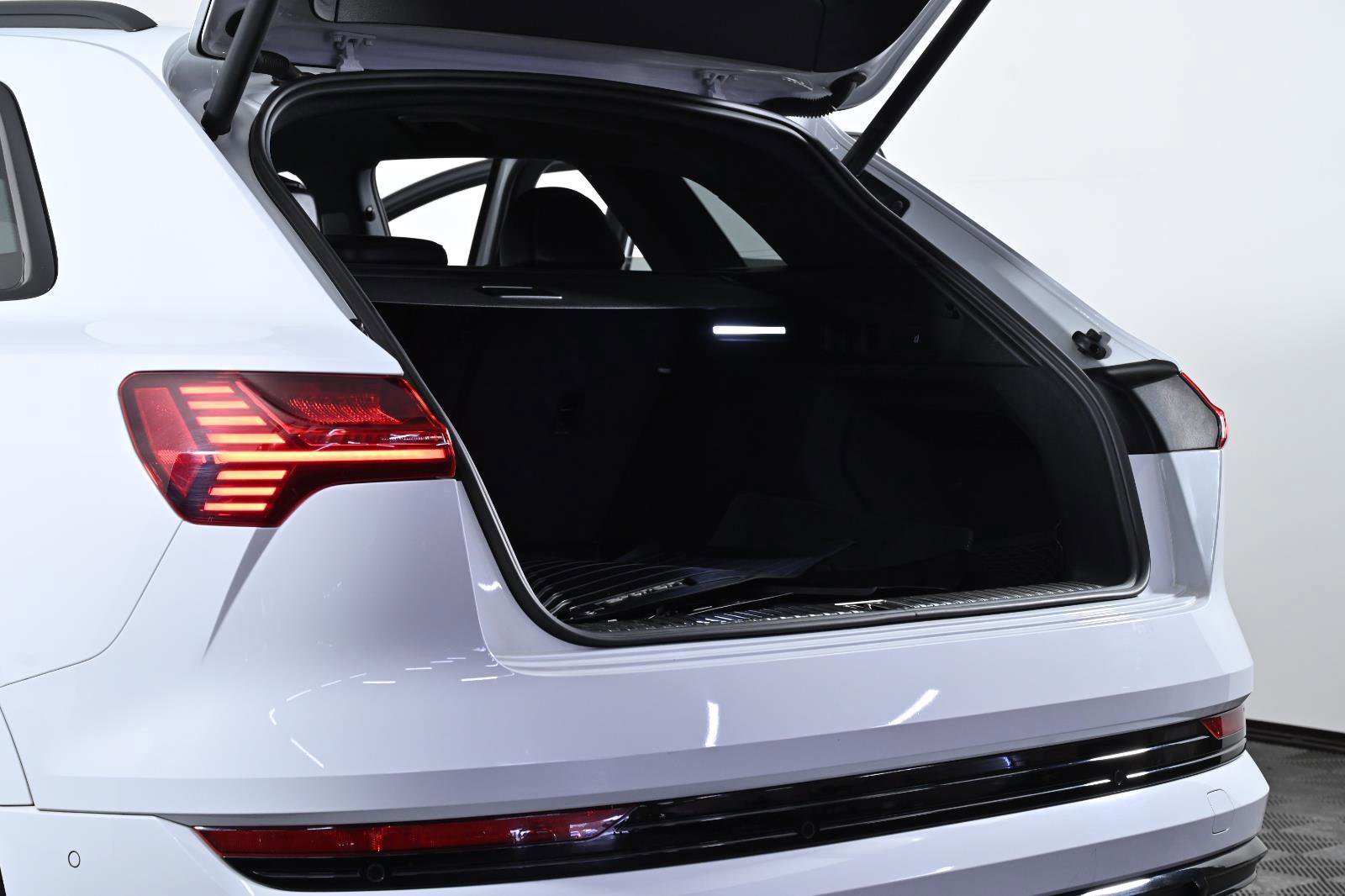 Used 2022 Audi e-tron Chronos image 34