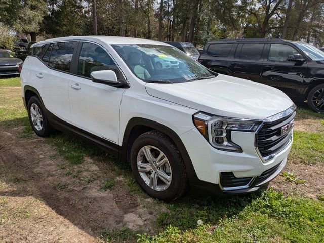 Used 2024 GMC Terrain SLE image 1