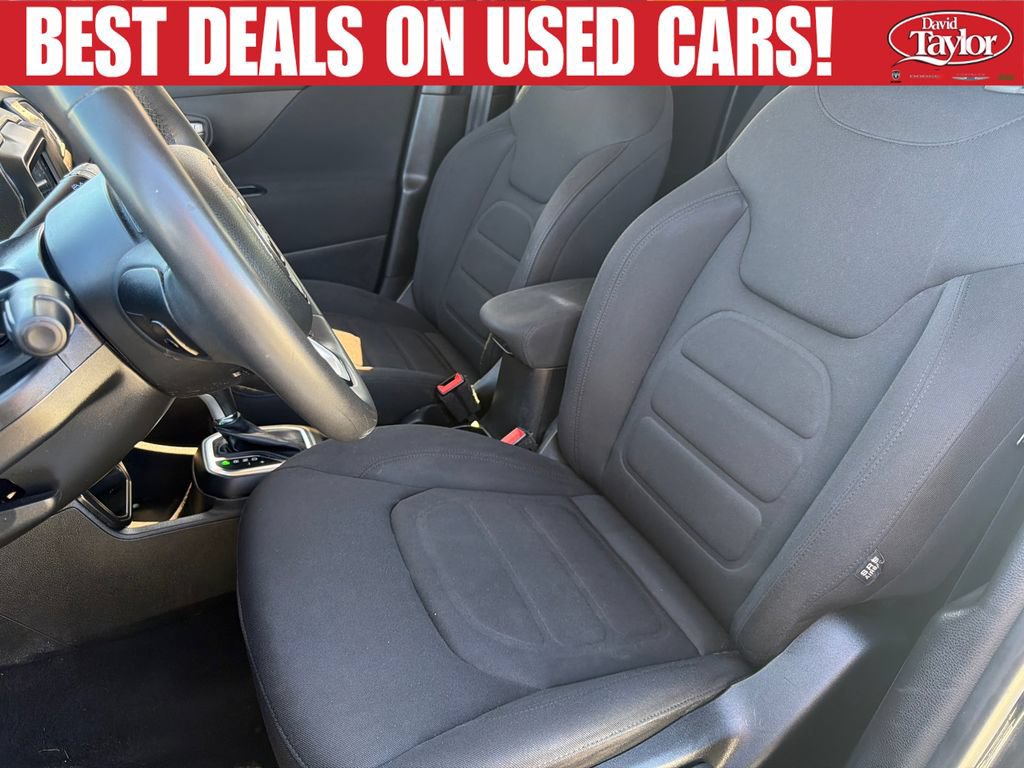 Used 2018 Jeep Renegade Latitude FWD image 11