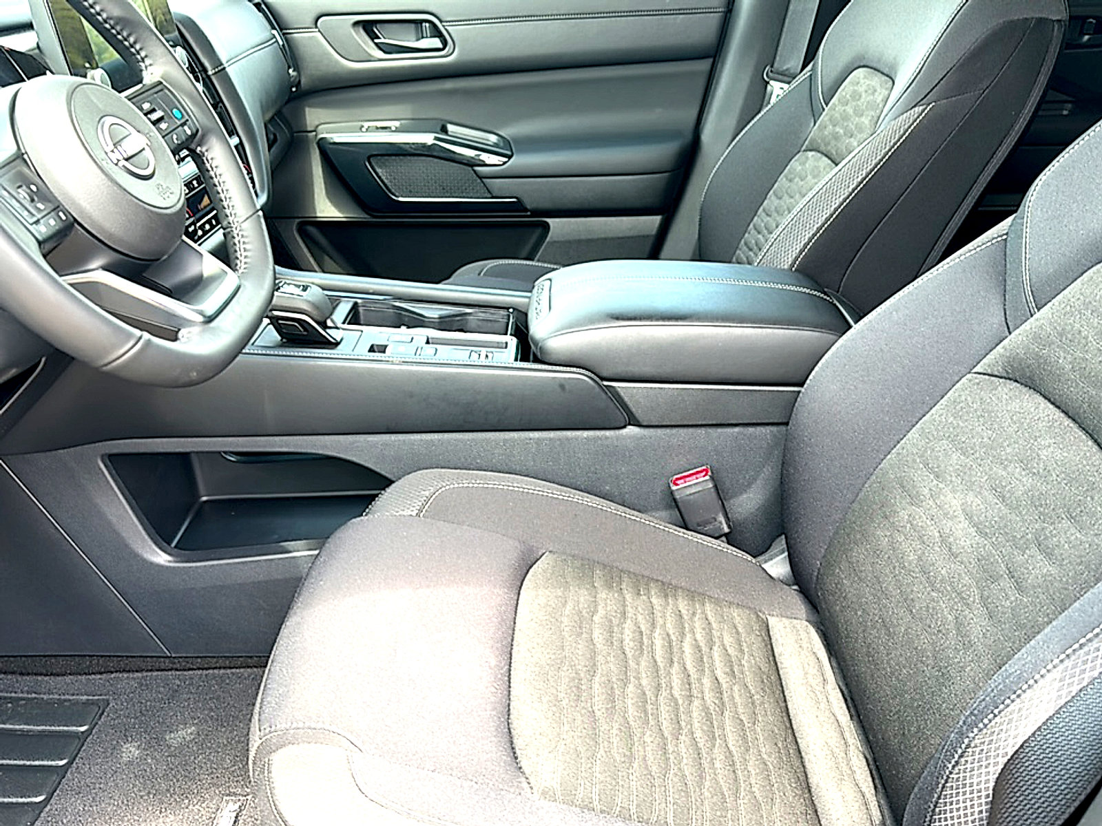 Used 2025 Nissan Pathfinder SV FWD image 13