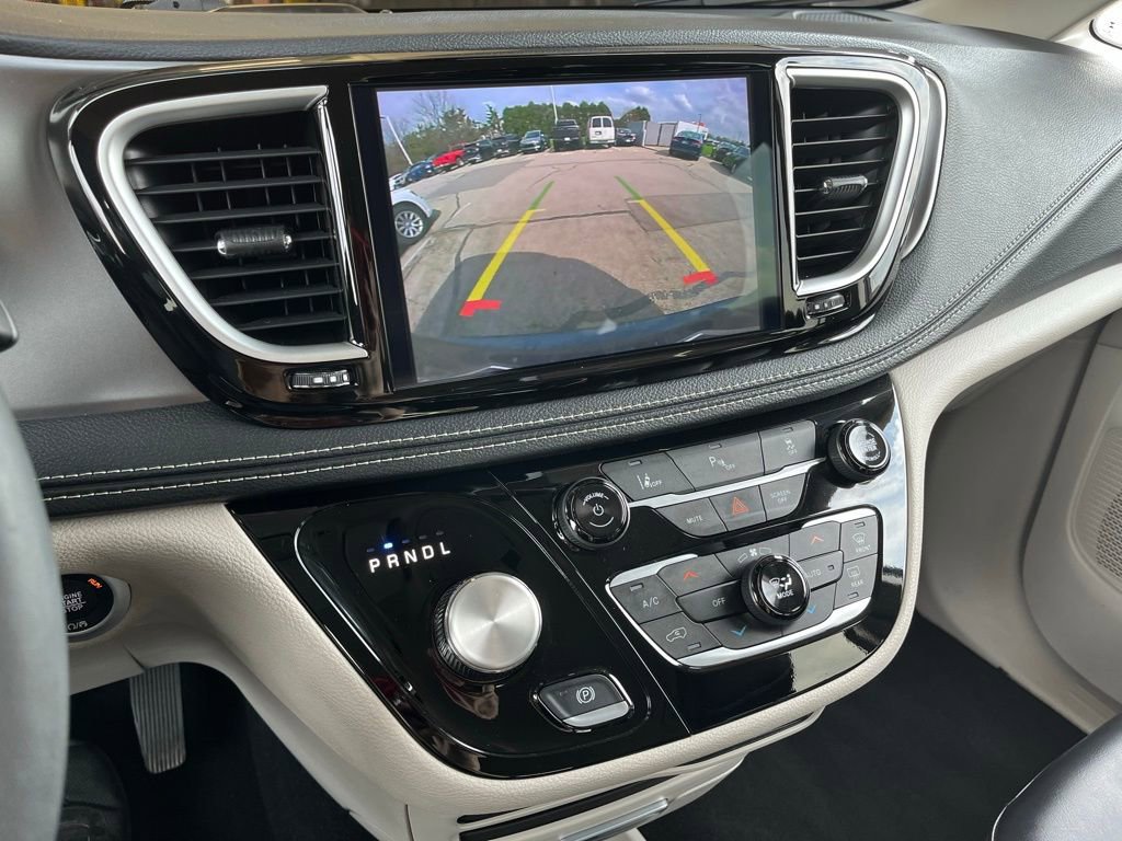Used 2024 Chrysler Pacifica Select image 25