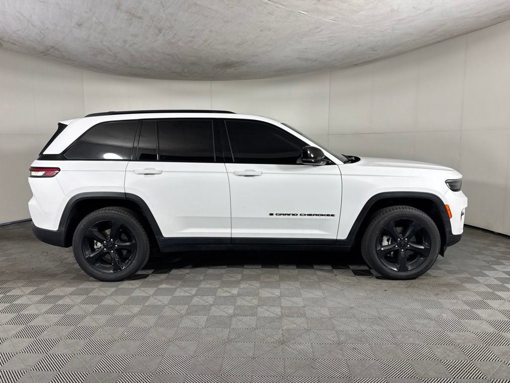 Certified 2023 Jeep Grand Cherokee Limited w/ Black Appearance Package AWD/4WD image 4