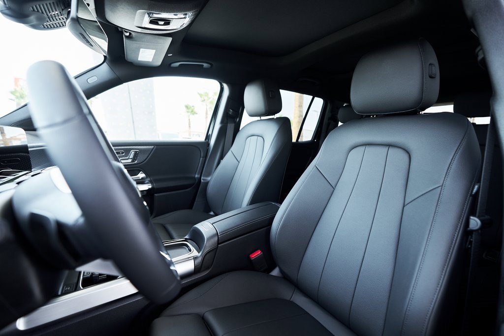 Used 2025 Mercedes-Benz GLB 250 4MATIC w/ Exclusive Package image 30