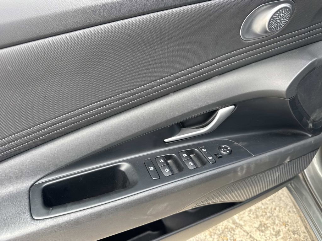 Used 2025 Hyundai Elantra SEL image 37