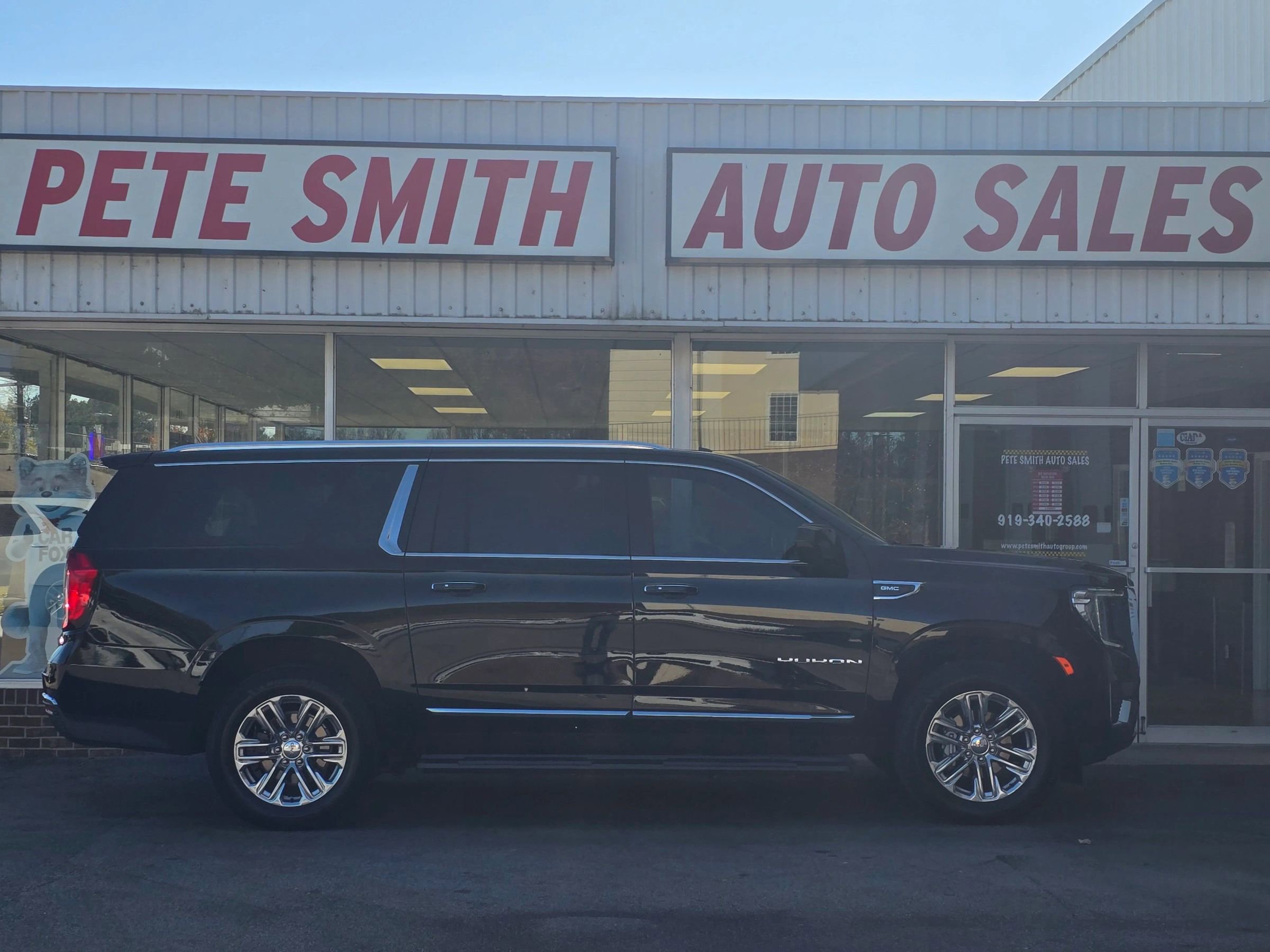 Used 2023 GMC Yukon XL SLT image 2