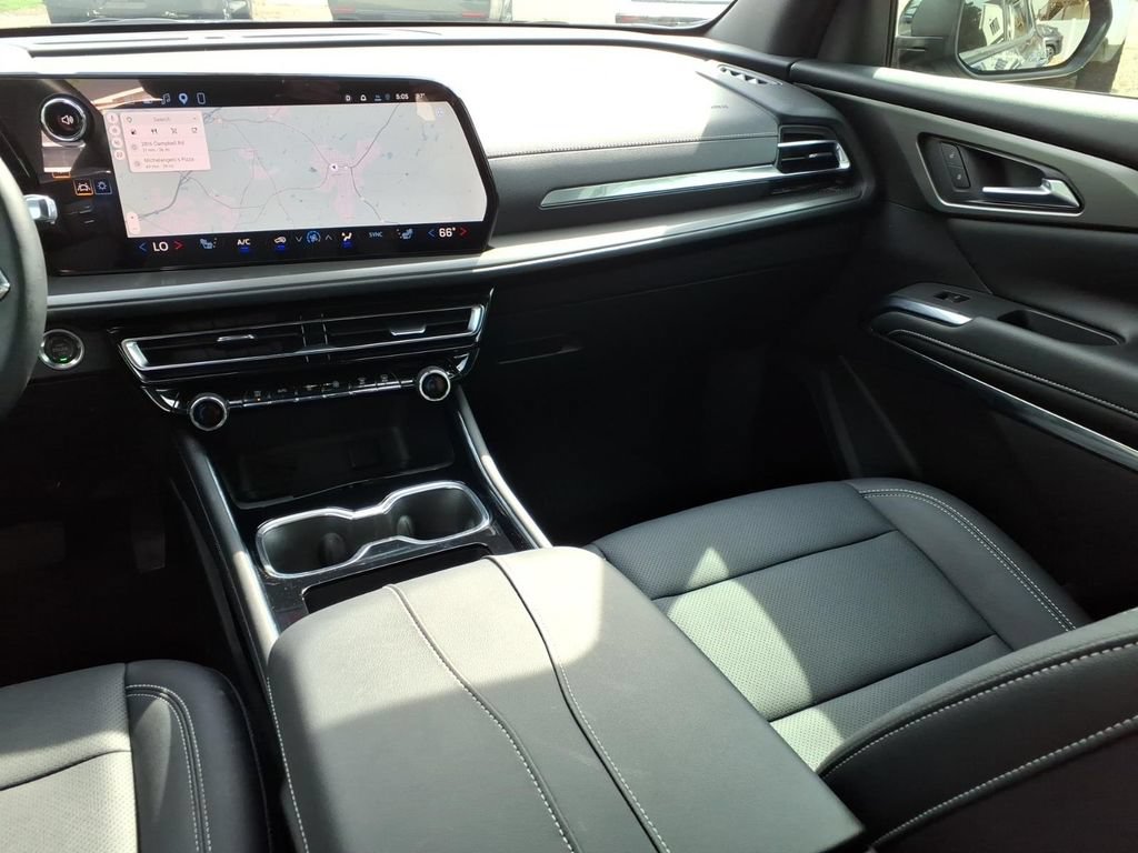 Used 2026 Chevrolet Traverse LT w/ Driver Confidence Package FWD image 13