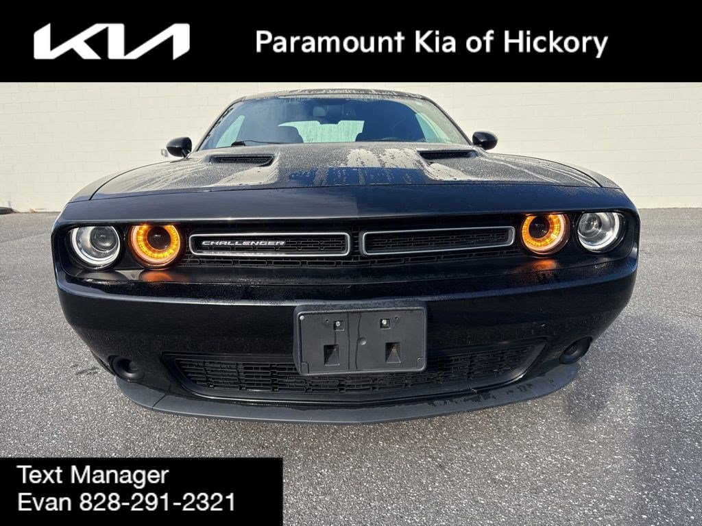 Used 2023 Dodge Challenger SXT image 2