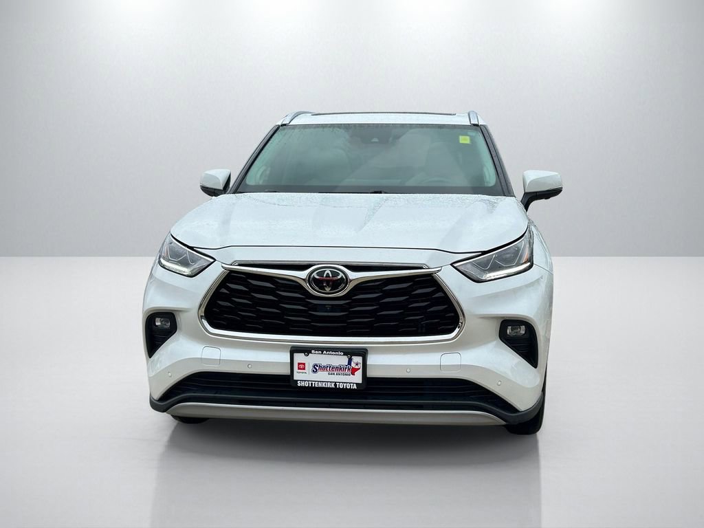 Used 2023 Toyota Highlander Platinum image 2