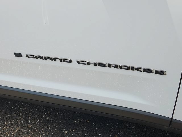 Used 2022 Jeep Grand Cherokee Altitude AWD/4WD image 8