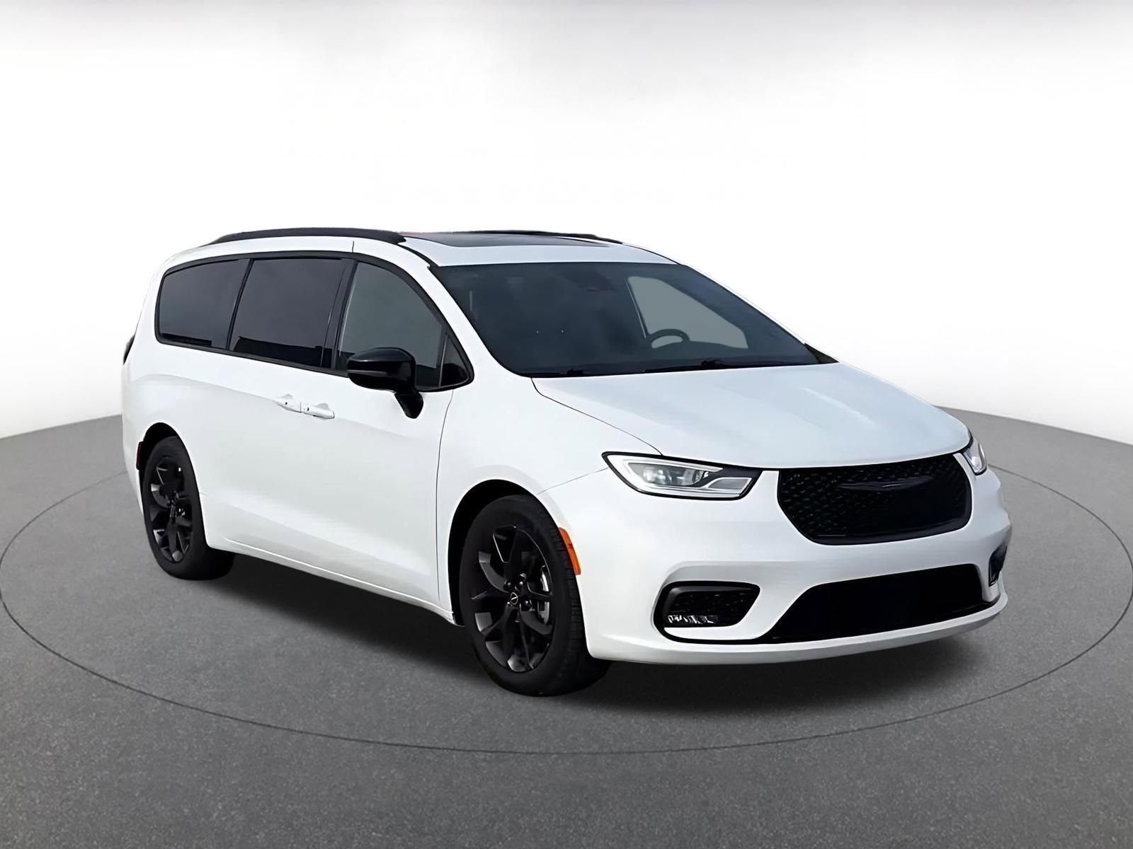 Used 2025 Chrysler Pacifica Limited image 3