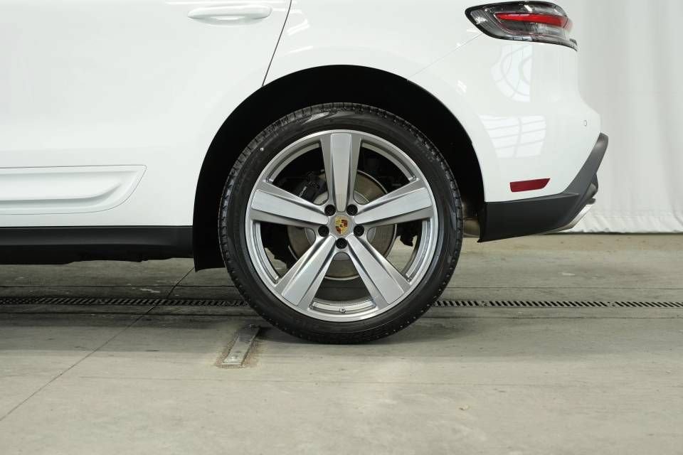 Certified 2025 Porsche Macan AWD/4WD image 43