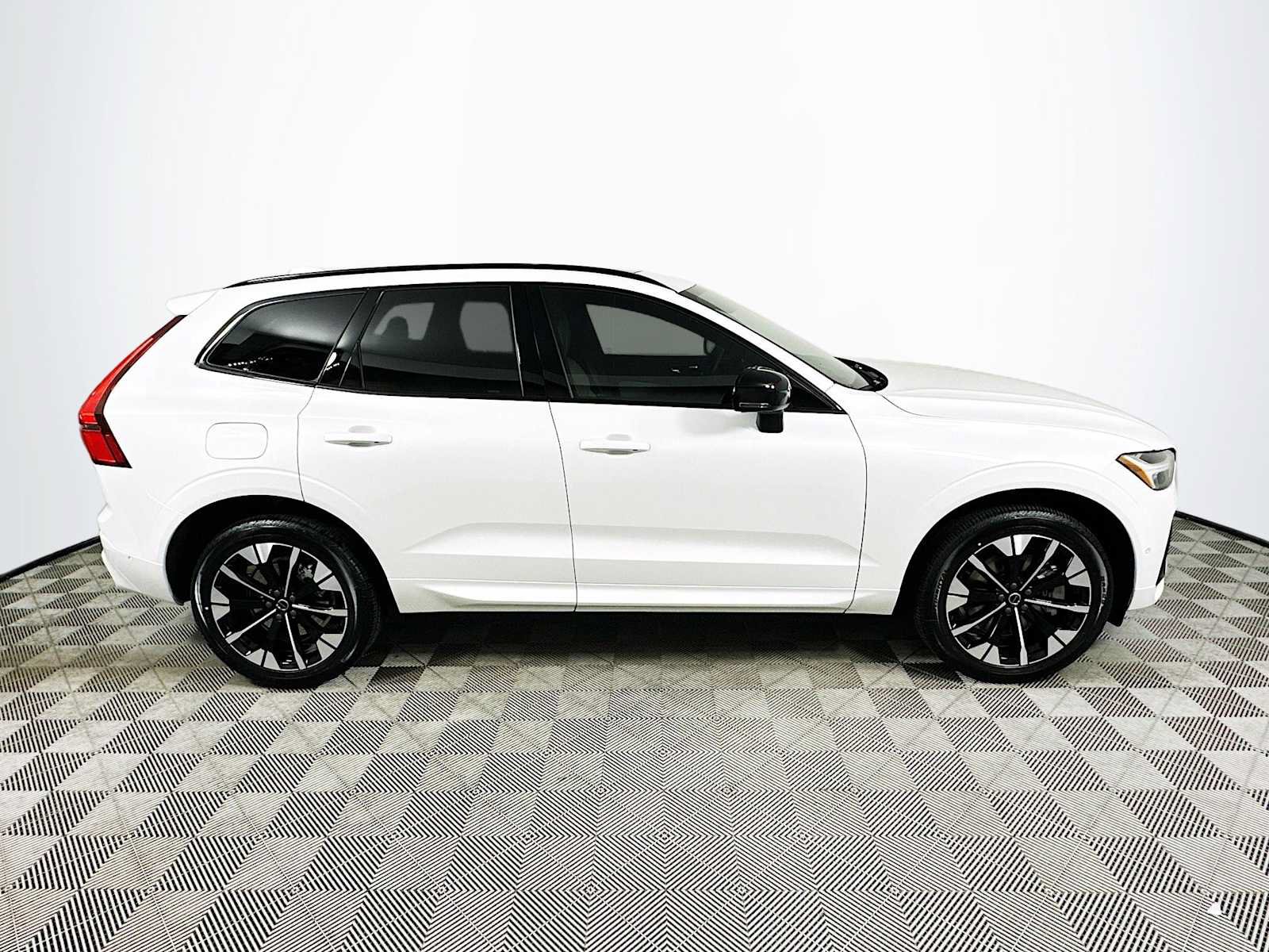 New 2026 Volvo XC60 T8 Plus w/ Climate Package PRO AWD/4WD image 8