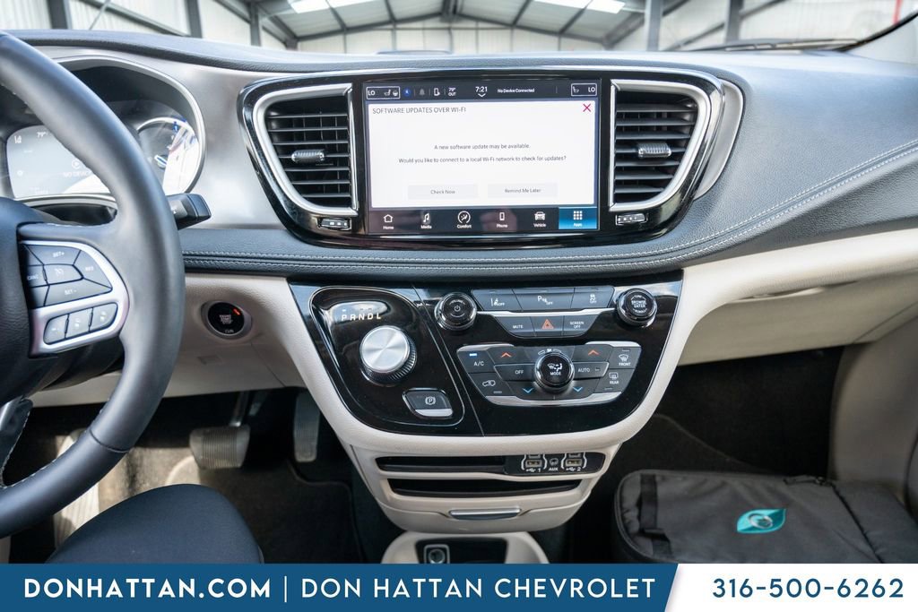 Used 2023 Chrysler Pacifica Touring-L image 8
