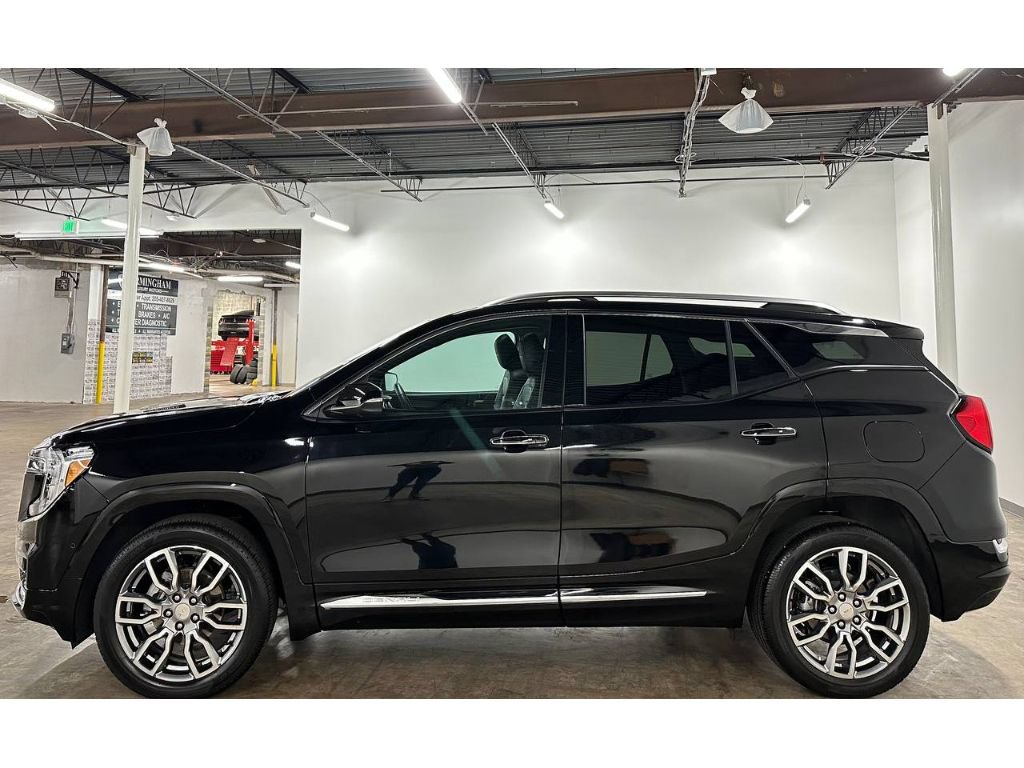 Used 2024 GMC Terrain Denali w/ Denali Premium Package AWD/4WD image 8