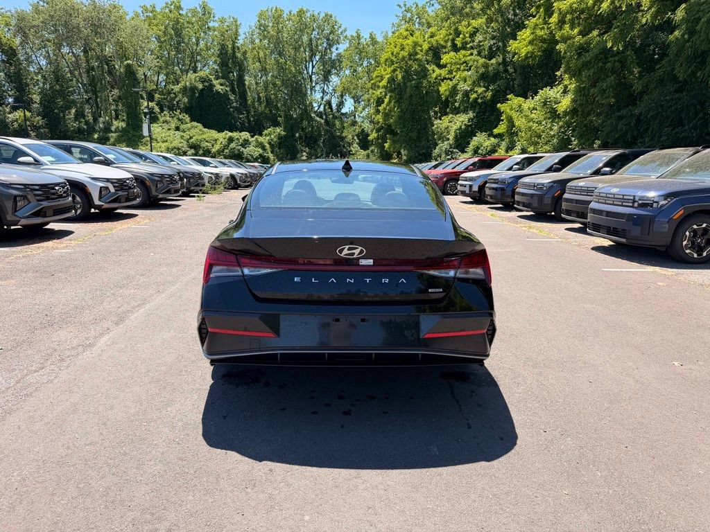 Used 2025 Hyundai Elantra Limited FWD image 4
