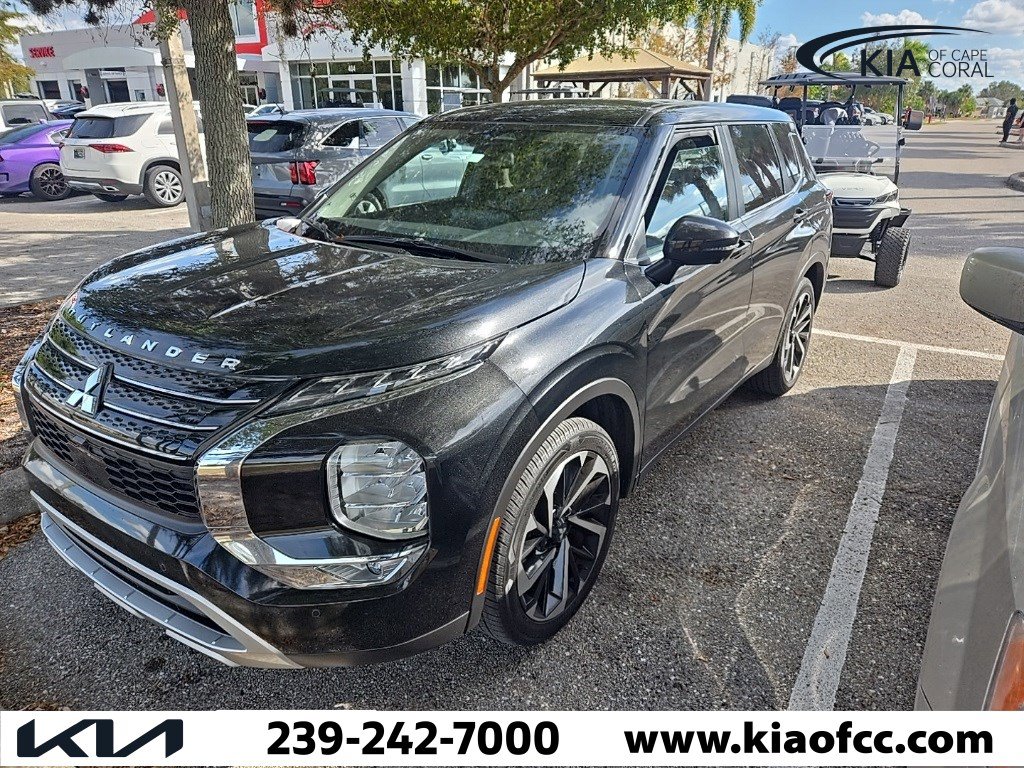 Used 2024 Mitsubishi Outlander SE image 2