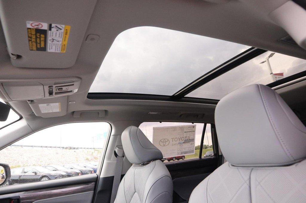 New 2026 Toyota Highlander Platinum AWD/4WD image 9