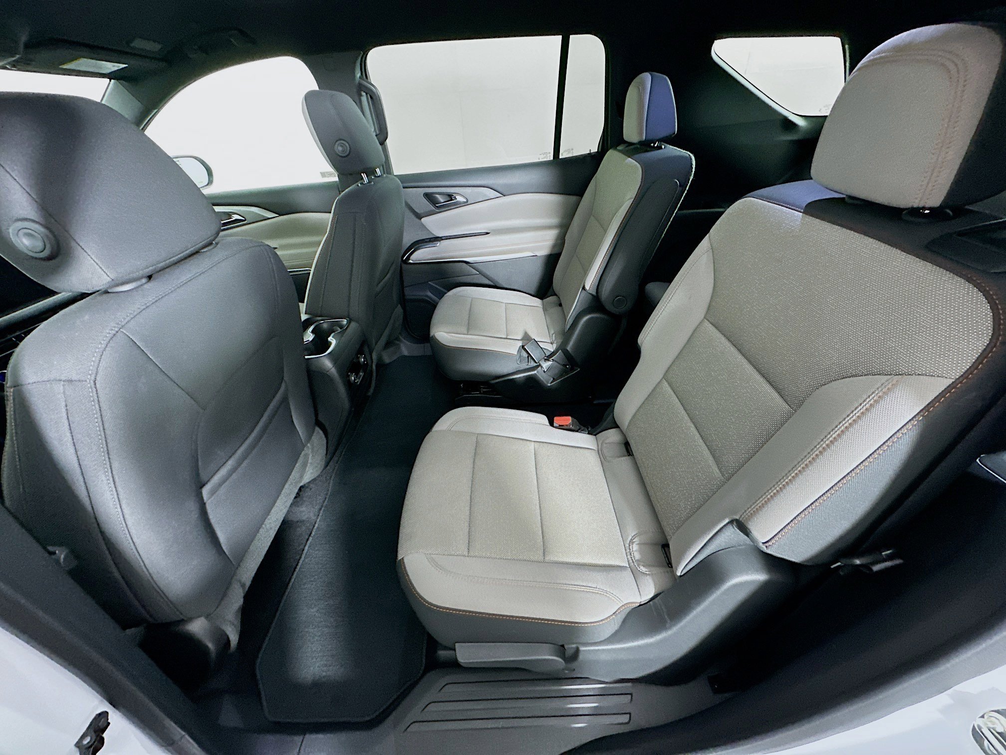 Used 2025 Chevrolet Traverse LT image 28