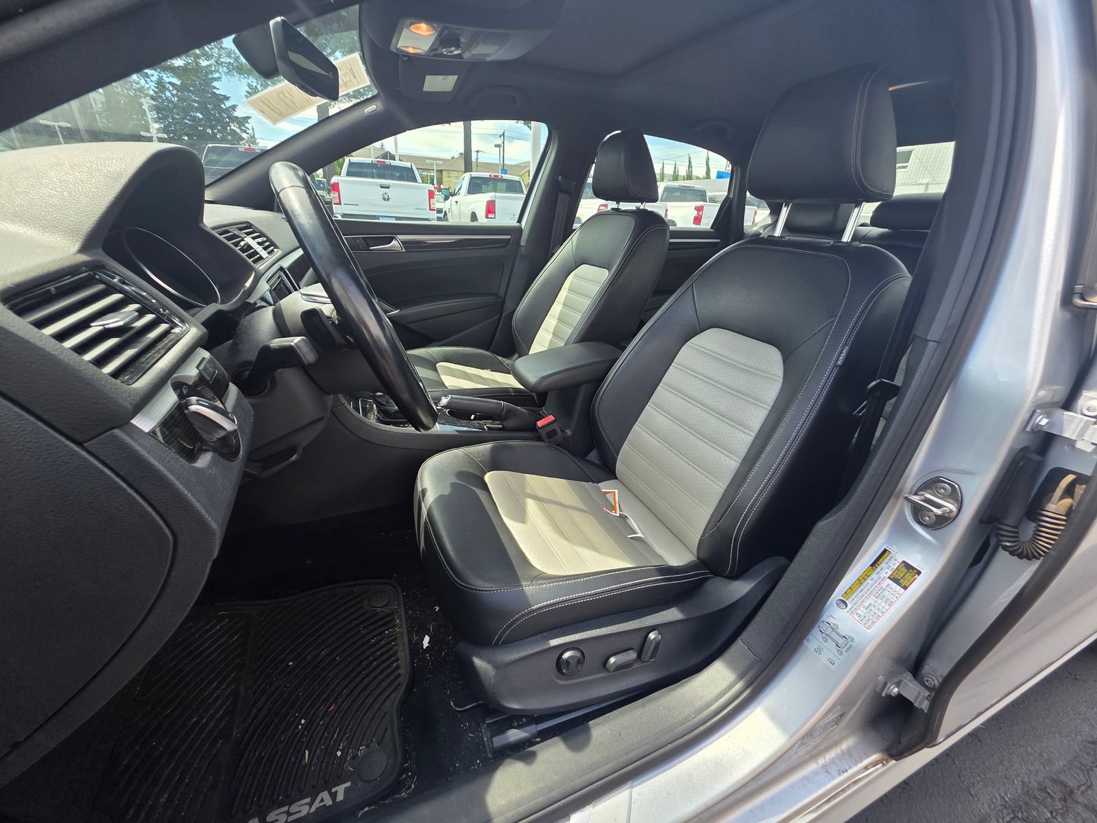Used 2018 Volkswagen Passat 3.6 FWD image 11
