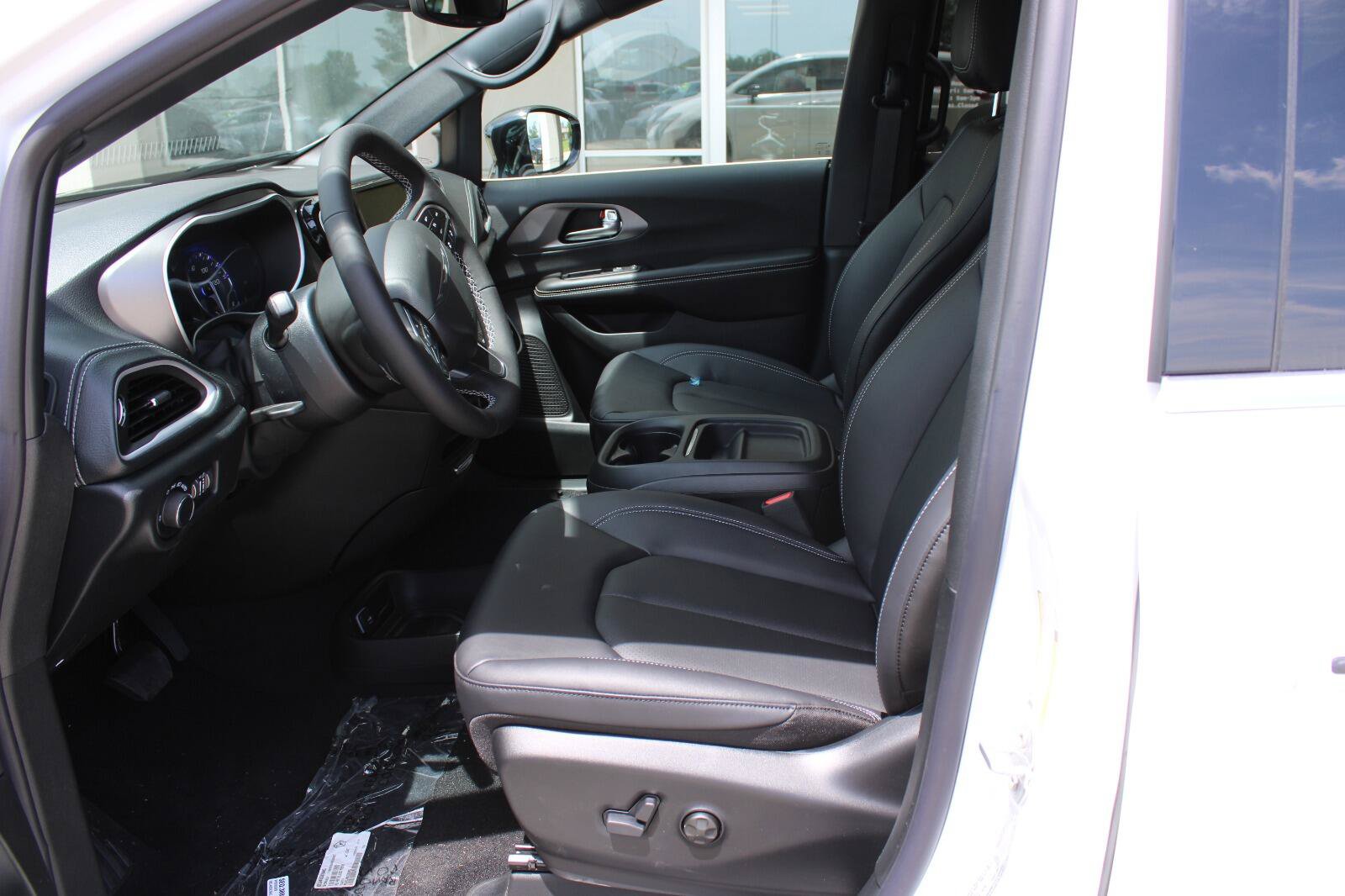 New 2027 Chrysler Pacifica Select FWD image 12