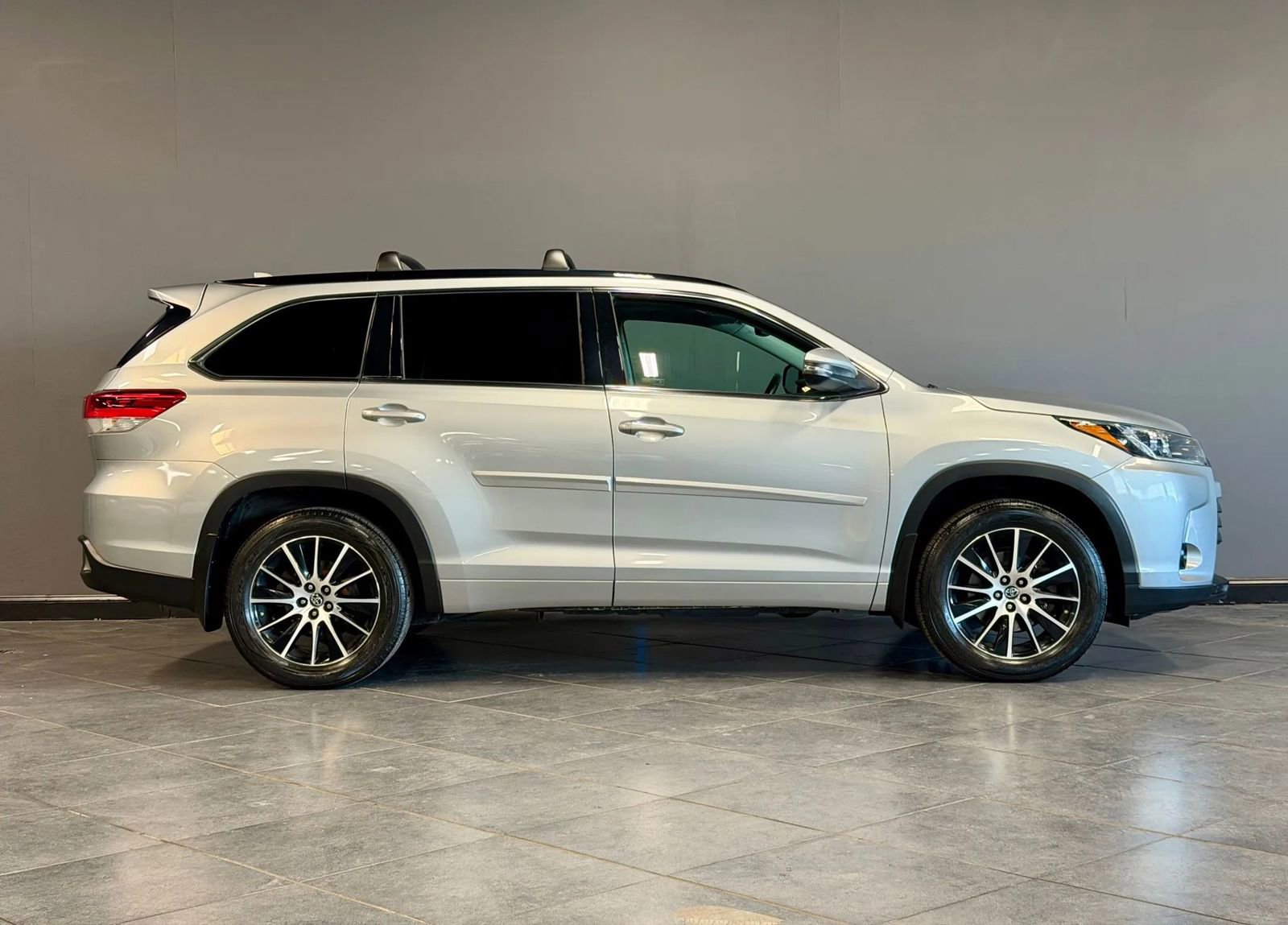 Used 2017 Toyota Highlander SE image 4