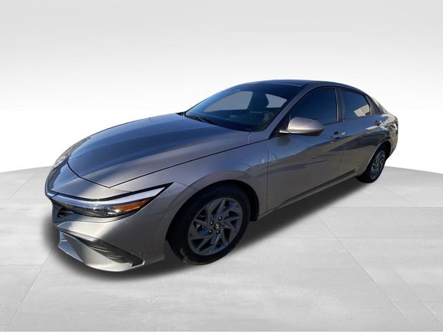 Used 2024 Hyundai Elantra SEL FWD image 2