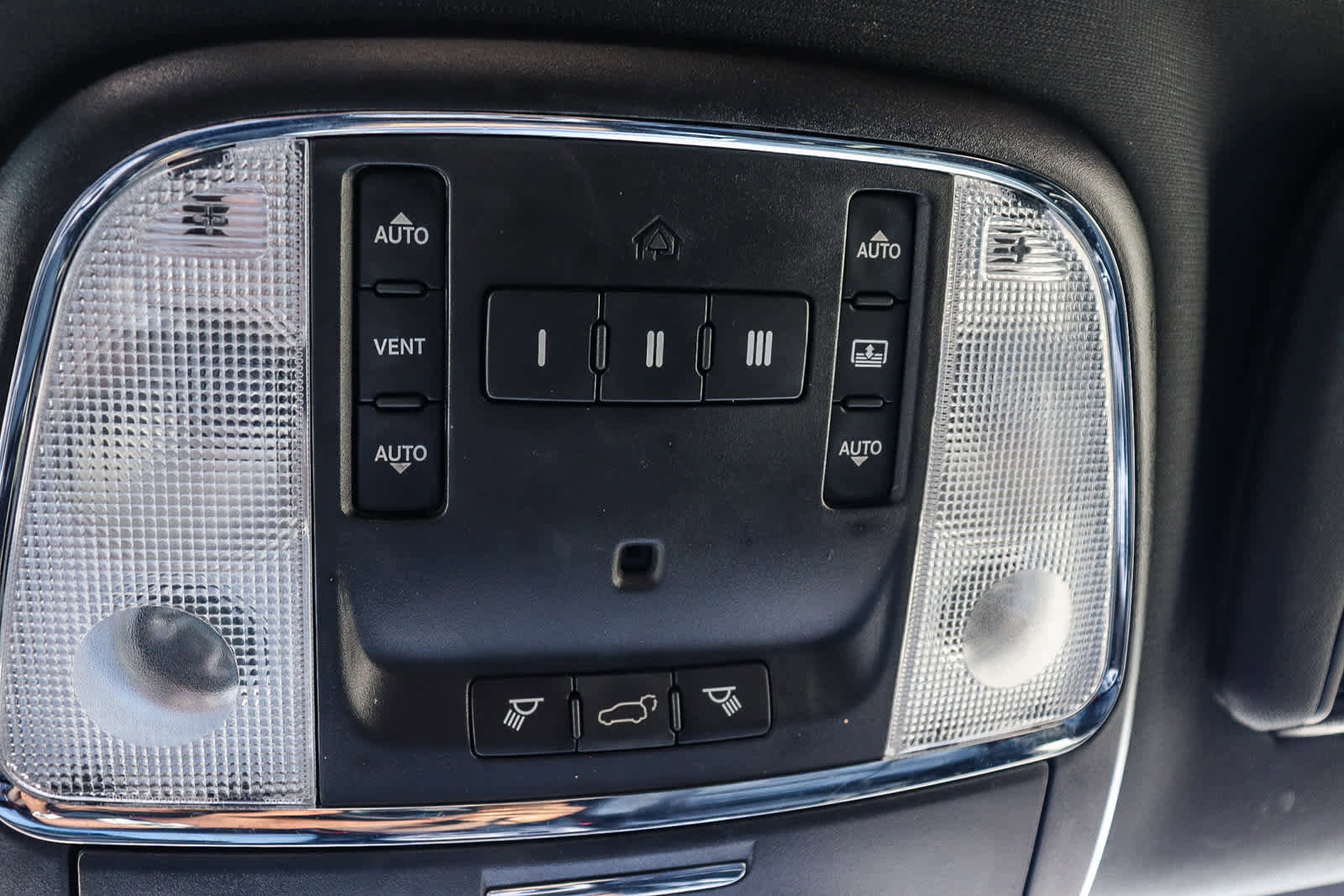 Used 2015 Jeep Grand Cherokee Overland w/ Advanced Technology Group AWD/4WD image 30
