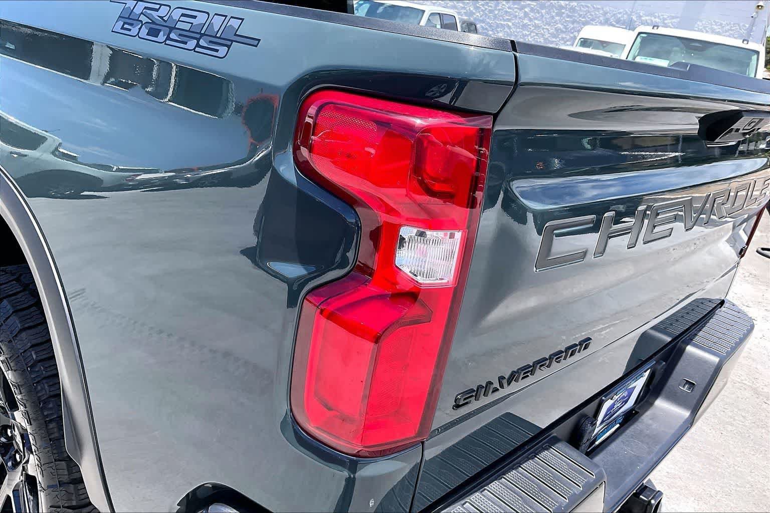 Used 2025 Chevrolet Silverado 1500 LT Trail Boss w/ Dark Appearance Package AWD/4WD image 32