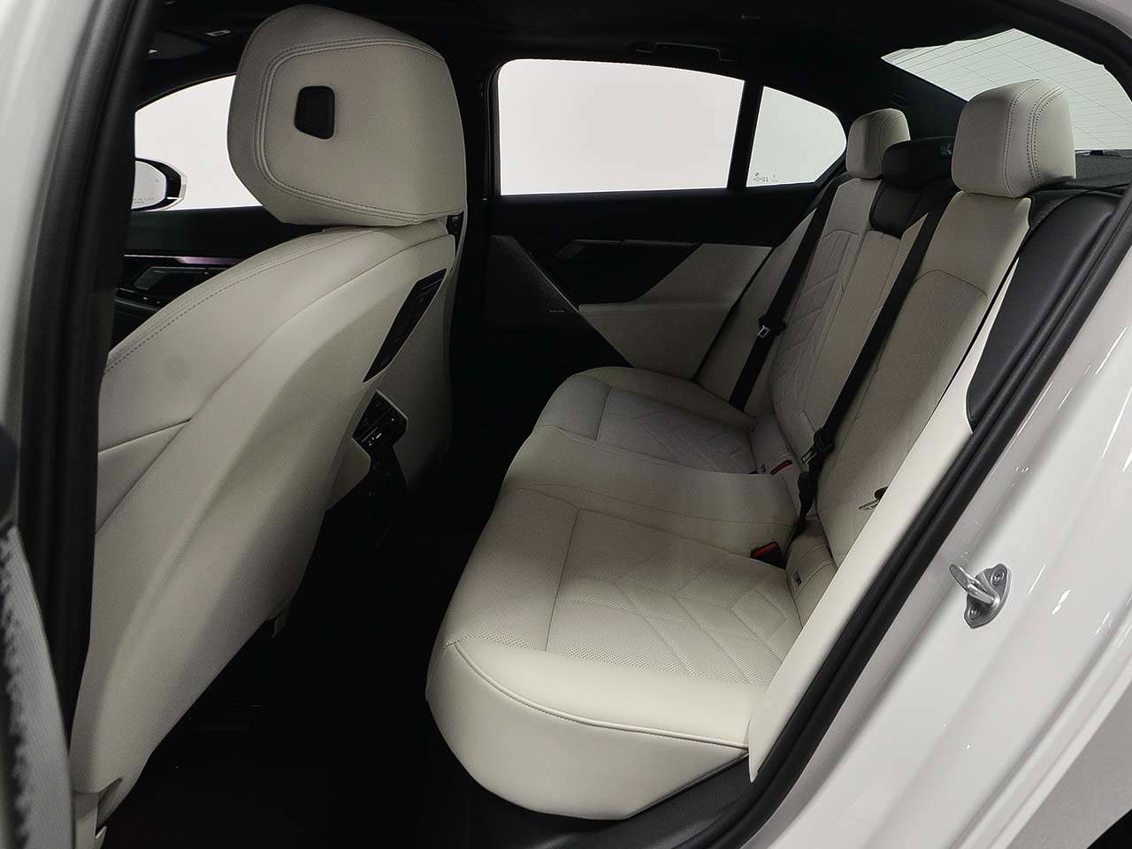 New 2026 BMW i5 eDrive40 image 10