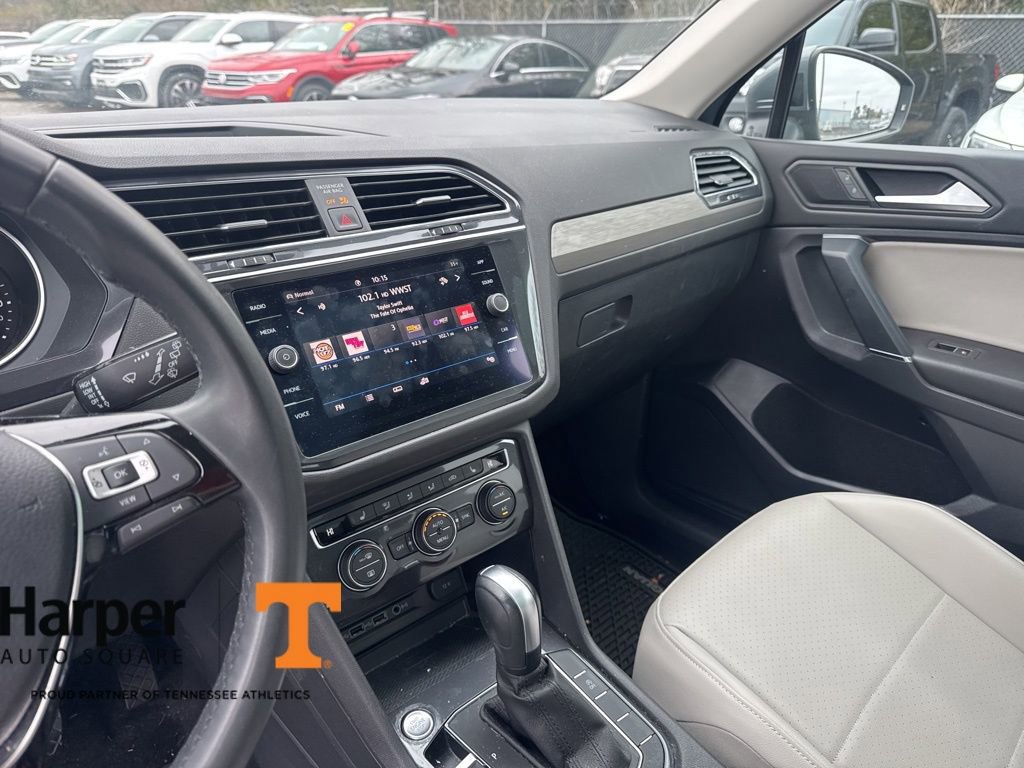 Used 2020 Volkswagen Tiguan SE w/ Panoramic Sunroof Package image 17